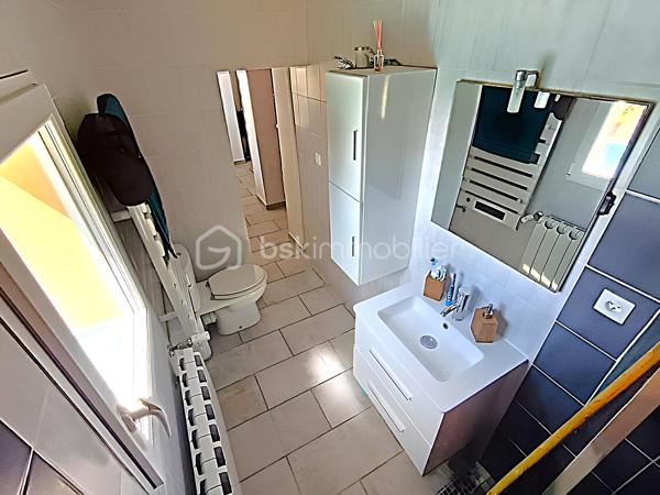 OLLIOULES – LA COURTINE

Villa avec vue panoramique, piscine à débordement et appartement indépendant

Une vue panoramique dont on ne se lasse jamais, une piscine à débordement semblant se fondre dans le paysage et un environnement préservé à quelques minutes seulement du centre d'Ollioules.

Dans l'un des secteurs résidentiels les plus recherchés de la commune, cette propriété offre un cadre de vie privilégié où intimité, lumière et panorama exceptionnel se conjuguent au quotidien.

Nichée au bout d'une impasse, à l'abri des regards, cette élégante villa construite en 2003 développe environ 225 m² habitables sur un terrain paysager de 1 662 m².

Dès les premiers instants, le charme opère.

Les volumes généreux, la luminosité omniprésente et l'ouverture permanente sur l'extérieur créent une atmosphère à la fois chaleureuse et apaisante.

Le niveau principal accueille plus de 100 m² de plain-pied baignés de lumière grâce à son exposition Sud-Sud-Ouest.

Il comprend :

• Une entrée avec dressing
• Un vaste espace de vie de près de 64 m² avec cheminée
• Une cuisine familiale entièrement équipée
• Une suite parentale avec salle d'eau privative et accès direct à la terrasse

Chaque espace profite pleinement de la vue spectaculaire qui accompagne le quotidien et prolonge naturellement les pièces de vie vers l'extérieur.

À l'étage, l'espace nuit accueille trois chambres bénéficiant chacune d'un accès direct au balcon panoramique ainsi qu'un bureau pouvant faire office de chambre supplémentaire, d'espace télétravail ou de salle de loisirs. Les autres espaces nuit se répartissent entre le niveau principal et l'appartement indépendant.

Pensée pour accueillir famille et amis dans les meilleures conditions, la propriété dispose également d'un appartement indépendant d'environ 54 m² avec terrasse privative.

Véritable atout de la propriété, cet espace complémentaire permet de recevoir en toute intimité, d'exercer une activité professionnelle indépendante ou d'envisager un revenu locatif.

À l'extérieur, le spectacle continue.

La piscine à débordement de 9 x 4 mètres semble se fondre dans le paysage et offre un point de vue privilégié sur les collines du littoral varois.

Les terrasses, espaces détente et coins repas invitent à profiter pleinement du climat méditerranéen et des couchers de soleil qui rythment les saisons.

Deux vastes restanques supplémentaires offrent encore de nombreuses possibilités d'aménagement selon vos envies : jardin méditerranéen, terrain de pétanque, espace de loisirs ou projet paysager personnalisé.

Les prestations :

• Environ 225 m² habitables
• Terrain de 1 662 m²
• Construction de 2003
• 5 chambres + 1 bureau
• 3 salles d'eau dont une à personnaliser
• Appartement indépendant de 54 m²
• Piscine à débordement 9 x 4 m
• Pompe à chaleur récente (2024)
• Climatisation réversible
• Double vitrage
• Garage de 20 m²
• Nombreuses places de stationnement
• Portail automatique

À seulement quelques minutes du centre historique d'Ollioules, des commerces, des écoles et des principaux axes de communication, cette propriété conjugue parfaitement tranquillité, confort et proximité.

Les propriétés offrant une telle combinaison de vue panoramique, d'intimité, d'espaces extérieurs, de potentiel d'accueil et de proximité avec le centre d'Ollioules sont particulièrement rares sur le secteur.

Ici, les saisons défilent, la lumière évolue au fil des heures et le panorama reste toujours aussi spectaculaire.

Visite exclusivement sur rendez-vous.

Kévin LEXA
BSK Immobilier
Disponible 7J/7