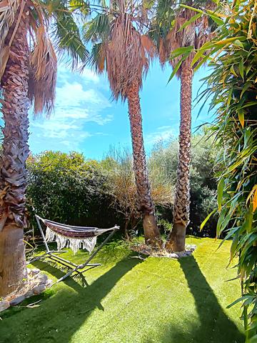 OLLIOULES – LA COURTINE

Villa avec vue panoramique, piscine à débordement et appartement indépendant

Une vue panoramique dont on ne se lasse jamais, une piscine à débordement semblant se fondre dans le paysage et un environnement préservé à quelques minutes seulement du centre d'Ollioules.

Dans l'un des secteurs résidentiels les plus recherchés de la commune, cette propriété offre un cadre de vie privilégié où intimité, lumière et panorama exceptionnel se conjuguent au quotidien.

Nichée au bout d'une impasse, à l'abri des regards, cette élégante villa construite en 2003 développe environ 225 m² habitables sur un terrain paysager de 1 662 m².

Dès les premiers instants, le charme opère.

Les volumes généreux, la luminosité omniprésente et l'ouverture permanente sur l'extérieur créent une atmosphère à la fois chaleureuse et apaisante.

Le niveau principal accueille plus de 100 m² de plain-pied baignés de lumière grâce à son exposition Sud-Sud-Ouest.

Il comprend :

• Une entrée avec dressing
• Un vaste espace de vie de près de 64 m² avec cheminée
• Une cuisine familiale entièrement équipée
• Une suite parentale avec salle d'eau privative et accès direct à la terrasse

Chaque espace profite pleinement de la vue spectaculaire qui accompagne le quotidien et prolonge naturellement les pièces de vie vers l'extérieur.

À l'étage, l'espace nuit accueille trois chambres bénéficiant chacune d'un accès direct au balcon panoramique ainsi qu'un bureau pouvant faire office de chambre supplémentaire, d'espace télétravail ou de salle de loisirs. Les autres espaces nuit se répartissent entre le niveau principal et l'appartement indépendant.

Pensée pour accueillir famille et amis dans les meilleures conditions, la propriété dispose également d'un appartement indépendant d'environ 54 m² avec terrasse privative.

Véritable atout de la propriété, cet espace complémentaire permet de recevoir en toute intimité, d'exercer une activité professionnelle indépendante ou d'envisager un revenu locatif.

À l'extérieur, le spectacle continue.

La piscine à débordement de 9 x 4 mètres semble se fondre dans le paysage et offre un point de vue privilégié sur les collines du littoral varois.

Les terrasses, espaces détente et coins repas invitent à profiter pleinement du climat méditerranéen et des couchers de soleil qui rythment les saisons.

Deux vastes restanques supplémentaires offrent encore de nombreuses possibilités d'aménagement selon vos envies : jardin méditerranéen, terrain de pétanque, espace de loisirs ou projet paysager personnalisé.

Les prestations :

• Environ 225 m² habitables
• Terrain de 1 662 m²
• Construction de 2003
• 5 chambres + 1 bureau
• 3 salles d'eau dont une à personnaliser
• Appartement indépendant de 54 m²
• Piscine à débordement 9 x 4 m
• Pompe à chaleur récente (2024)
• Climatisation réversible
• Double vitrage
• Garage de 20 m²
• Nombreuses places de stationnement
• Portail automatique

À seulement quelques minutes du centre historique d'Ollioules, des commerces, des écoles et des principaux axes de communication, cette propriété conjugue parfaitement tranquillité, confort et proximité.

Les propriétés offrant une telle combinaison de vue panoramique, d'intimité, d'espaces extérieurs, de potentiel d'accueil et de proximité avec le centre d'Ollioules sont particulièrement rares sur le secteur.

Ici, les saisons défilent, la lumière évolue au fil des heures et le panorama reste toujours aussi spectaculaire.

Visite exclusivement sur rendez-vous.

Kévin LEXA
BSK Immobilier
Disponible 7J/7