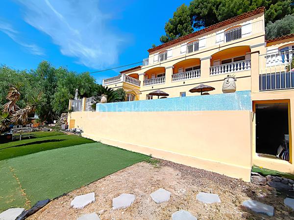OLLIOULES – LA COURTINE

Villa avec vue panoramique, piscine à débordement et appartement indépendant

Une vue panoramique dont on ne se lasse jamais, une piscine à débordement semblant se fondre dans le paysage et un environnement préservé à quelques minutes seulement du centre d'Ollioules.

Dans l'un des secteurs résidentiels les plus recherchés de la commune, cette propriété offre un cadre de vie privilégié où intimité, lumière et panorama exceptionnel se conjuguent au quotidien.

Nichée au bout d'une impasse, à l'abri des regards, cette élégante villa construite en 2003 développe environ 225 m² habitables sur un terrain paysager de 1 662 m².

Dès les premiers instants, le charme opère.

Les volumes généreux, la luminosité omniprésente et l'ouverture permanente sur l'extérieur créent une atmosphère à la fois chaleureuse et apaisante.

Le niveau principal accueille plus de 100 m² de plain-pied baignés de lumière grâce à son exposition Sud-Sud-Ouest.

Il comprend :

• Une entrée avec dressing
• Un vaste espace de vie de près de 64 m² avec cheminée
• Une cuisine familiale entièrement équipée
• Une suite parentale avec salle d'eau privative et accès direct à la terrasse

Chaque espace profite pleinement de la vue spectaculaire qui accompagne le quotidien et prolonge naturellement les pièces de vie vers l'extérieur.

À l'étage, l'espace nuit accueille trois chambres bénéficiant chacune d'un accès direct au balcon panoramique ainsi qu'un bureau pouvant faire office de chambre supplémentaire, d'espace télétravail ou de salle de loisirs. Les autres espaces nuit se répartissent entre le niveau principal et l'appartement indépendant.

Pensée pour accueillir famille et amis dans les meilleures conditions, la propriété dispose également d'un appartement indépendant d'environ 54 m² avec terrasse privative.

Véritable atout de la propriété, cet espace complémentaire permet de recevoir en toute intimité, d'exercer une activité professionnelle indépendante ou d'envisager un revenu locatif.

À l'extérieur, le spectacle continue.

La piscine à débordement de 9 x 4 mètres semble se fondre dans le paysage et offre un point de vue privilégié sur les collines du littoral varois.

Les terrasses, espaces détente et coins repas invitent à profiter pleinement du climat méditerranéen et des couchers de soleil qui rythment les saisons.

Deux vastes restanques supplémentaires offrent encore de nombreuses possibilités d'aménagement selon vos envies : jardin méditerranéen, terrain de pétanque, espace de loisirs ou projet paysager personnalisé.

Les prestations :

• Environ 225 m² habitables
• Terrain de 1 662 m²
• Construction de 2003
• 5 chambres + 1 bureau
• 3 salles d'eau dont une à personnaliser
• Appartement indépendant de 54 m²
• Piscine à débordement 9 x 4 m
• Pompe à chaleur récente (2024)
• Climatisation réversible
• Double vitrage
• Garage de 20 m²
• Nombreuses places de stationnement
• Portail automatique

À seulement quelques minutes du centre historique d'Ollioules, des commerces, des écoles et des principaux axes de communication, cette propriété conjugue parfaitement tranquillité, confort et proximité.

Les propriétés offrant une telle combinaison de vue panoramique, d'intimité, d'espaces extérieurs, de potentiel d'accueil et de proximité avec le centre d'Ollioules sont particulièrement rares sur le secteur.

Ici, les saisons défilent, la lumière évolue au fil des heures et le panorama reste toujours aussi spectaculaire.

Visite exclusivement sur rendez-vous.

Kévin LEXA
BSK Immobilier
Disponible 7J/7