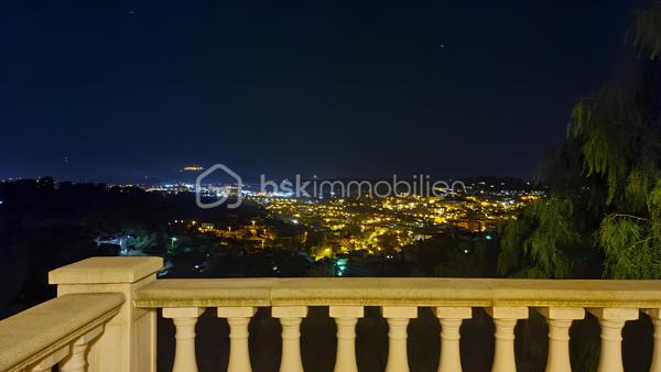 OLLIOULES – LA COURTINE

Villa avec vue panoramique, piscine à débordement et appartement indépendant

Une vue panoramique dont on ne se lasse jamais, une piscine à débordement semblant se fondre dans le paysage et un environnement préservé à quelques minutes seulement du centre d'Ollioules.

Dans l'un des secteurs résidentiels les plus recherchés de la commune, cette propriété offre un cadre de vie privilégié où intimité, lumière et panorama exceptionnel se conjuguent au quotidien.

Nichée au bout d'une impasse, à l'abri des regards, cette élégante villa construite en 2003 développe environ 225 m² habitables sur un terrain paysager de 1 662 m².

Dès les premiers instants, le charme opère.

Les volumes généreux, la luminosité omniprésente et l'ouverture permanente sur l'extérieur créent une atmosphère à la fois chaleureuse et apaisante.

Le niveau principal accueille plus de 100 m² de plain-pied baignés de lumière grâce à son exposition Sud-Sud-Ouest.

Il comprend :

• Une entrée avec dressing
• Un vaste espace de vie de près de 64 m² avec cheminée
• Une cuisine familiale entièrement équipée
• Une suite parentale avec salle d'eau privative et accès direct à la terrasse

Chaque espace profite pleinement de la vue spectaculaire qui accompagne le quotidien et prolonge naturellement les pièces de vie vers l'extérieur.

À l'étage, l'espace nuit accueille trois chambres bénéficiant chacune d'un accès direct au balcon panoramique ainsi qu'un bureau pouvant faire office de chambre supplémentaire, d'espace télétravail ou de salle de loisirs. Les autres espaces nuit se répartissent entre le niveau principal et l'appartement indépendant.

Pensée pour accueillir famille et amis dans les meilleures conditions, la propriété dispose également d'un appartement indépendant d'environ 54 m² avec terrasse privative.

Véritable atout de la propriété, cet espace complémentaire permet de recevoir en toute intimité, d'exercer une activité professionnelle indépendante ou d'envisager un revenu locatif.

À l'extérieur, le spectacle continue.

La piscine à débordement de 9 x 4 mètres semble se fondre dans le paysage et offre un point de vue privilégié sur les collines du littoral varois.

Les terrasses, espaces détente et coins repas invitent à profiter pleinement du climat méditerranéen et des couchers de soleil qui rythment les saisons.

Deux vastes restanques supplémentaires offrent encore de nombreuses possibilités d'aménagement selon vos envies : jardin méditerranéen, terrain de pétanque, espace de loisirs ou projet paysager personnalisé.

Les prestations :

• Environ 225 m² habitables
• Terrain de 1 662 m²
• Construction de 2003
• 5 chambres + 1 bureau
• 3 salles d'eau dont une à personnaliser
• Appartement indépendant de 54 m²
• Piscine à débordement 9 x 4 m
• Pompe à chaleur récente (2024)
• Climatisation réversible
• Double vitrage
• Garage de 20 m²
• Nombreuses places de stationnement
• Portail automatique

À seulement quelques minutes du centre historique d'Ollioules, des commerces, des écoles et des principaux axes de communication, cette propriété conjugue parfaitement tranquillité, confort et proximité.

Les propriétés offrant une telle combinaison de vue panoramique, d'intimité, d'espaces extérieurs, de potentiel d'accueil et de proximité avec le centre d'Ollioules sont particulièrement rares sur le secteur.

Ici, les saisons défilent, la lumière évolue au fil des heures et le panorama reste toujours aussi spectaculaire.

Visite exclusivement sur rendez-vous.

Kévin LEXA
BSK Immobilier
Disponible 7J/7