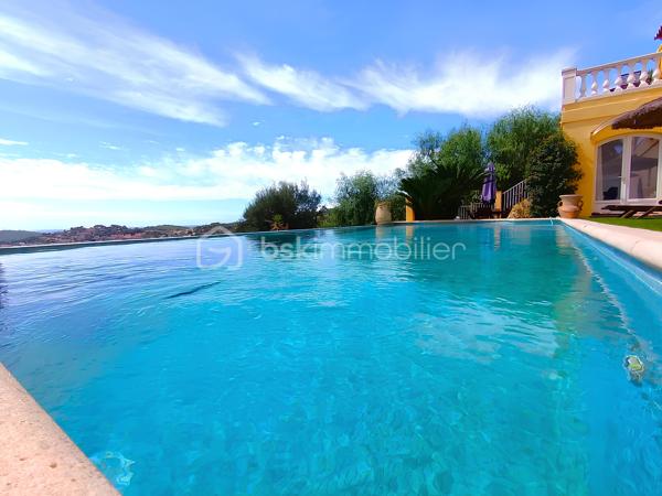 OLLIOULES – LA COURTINE

Villa avec vue panoramique, piscine à débordement et appartement indépendant

Une vue panoramique dont on ne se lasse jamais, une piscine à débordement semblant se fondre dans le paysage et un environnement préservé à quelques minutes seulement du centre d'Ollioules.

Dans l'un des secteurs résidentiels les plus recherchés de la commune, cette propriété offre un cadre de vie privilégié où intimité, lumière et panorama exceptionnel se conjuguent au quotidien.

Nichée au bout d'une impasse, à l'abri des regards, cette élégante villa construite en 2003 développe environ 225 m² habitables sur un terrain paysager de 1 662 m².

Dès les premiers instants, le charme opère.

Les volumes généreux, la luminosité omniprésente et l'ouverture permanente sur l'extérieur créent une atmosphère à la fois chaleureuse et apaisante.

Le niveau principal accueille plus de 100 m² de plain-pied baignés de lumière grâce à son exposition Sud-Sud-Ouest.

Il comprend :

• Une entrée avec dressing
• Un vaste espace de vie de près de 64 m² avec cheminée
• Une cuisine familiale entièrement équipée
• Une suite parentale avec salle d'eau privative et accès direct à la terrasse

Chaque espace profite pleinement de la vue spectaculaire qui accompagne le quotidien et prolonge naturellement les pièces de vie vers l'extérieur.

À l'étage, l'espace nuit accueille trois chambres bénéficiant chacune d'un accès direct au balcon panoramique ainsi qu'un bureau pouvant faire office de chambre supplémentaire, d'espace télétravail ou de salle de loisirs. Les autres espaces nuit se répartissent entre le niveau principal et l'appartement indépendant.

Pensée pour accueillir famille et amis dans les meilleures conditions, la propriété dispose également d'un appartement indépendant d'environ 54 m² avec terrasse privative.

Véritable atout de la propriété, cet espace complémentaire permet de recevoir en toute intimité, d'exercer une activité professionnelle indépendante ou d'envisager un revenu locatif.

À l'extérieur, le spectacle continue.

La piscine à débordement de 9 x 4 mètres semble se fondre dans le paysage et offre un point de vue privilégié sur les collines du littoral varois.

Les terrasses, espaces détente et coins repas invitent à profiter pleinement du climat méditerranéen et des couchers de soleil qui rythment les saisons.

Deux vastes restanques supplémentaires offrent encore de nombreuses possibilités d'aménagement selon vos envies : jardin méditerranéen, terrain de pétanque, espace de loisirs ou projet paysager personnalisé.

Les prestations :

• Environ 225 m² habitables
• Terrain de 1 662 m²
• Construction de 2003
• 5 chambres + 1 bureau
• 3 salles d'eau dont une à personnaliser
• Appartement indépendant de 54 m²
• Piscine à débordement 9 x 4 m
• Pompe à chaleur récente (2024)
• Climatisation réversible
• Double vitrage
• Garage de 20 m²
• Nombreuses places de stationnement
• Portail automatique

À seulement quelques minutes du centre historique d'Ollioules, des commerces, des écoles et des principaux axes de communication, cette propriété conjugue parfaitement tranquillité, confort et proximité.

Les propriétés offrant une telle combinaison de vue panoramique, d'intimité, d'espaces extérieurs, de potentiel d'accueil et de proximité avec le centre d'Ollioules sont particulièrement rares sur le secteur.

Ici, les saisons défilent, la lumière évolue au fil des heures et le panorama reste toujours aussi spectaculaire.

Visite exclusivement sur rendez-vous.

Kévin LEXA
BSK Immobilier
Disponible 7J/7