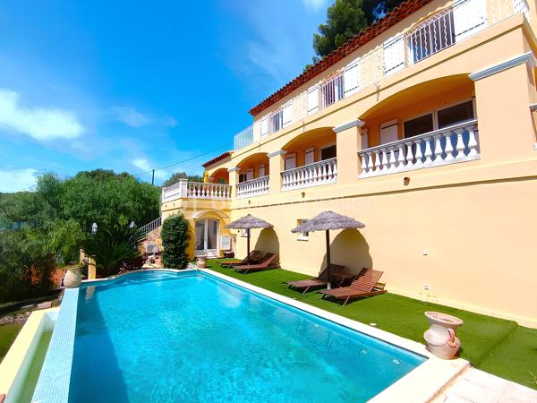 OLLIOULES – LA COURTINE

Villa avec vue panoramique, piscine à débordement et appartement indépendant

Une vue panoramique dont on ne se lasse jamais, une piscine à débordement semblant se fondre dans le paysage et un environnement préservé à quelques minutes seulement du centre d'Ollioules.

Dans l'un des secteurs résidentiels les plus recherchés de la commune, cette propriété offre un cadre de vie privilégié où intimité, lumière et panorama exceptionnel se conjuguent au quotidien.

Nichée au bout d'une impasse, à l'abri des regards, cette élégante villa construite en 2003 développe environ 225 m² habitables sur un terrain paysager de 1 662 m².

Dès les premiers instants, le charme opère.

Les volumes généreux, la luminosité omniprésente et l'ouverture permanente sur l'extérieur créent une atmosphère à la fois chaleureuse et apaisante.

Le niveau principal accueille plus de 100 m² de plain-pied baignés de lumière grâce à son exposition Sud-Sud-Ouest.

Il comprend :

• Une entrée avec dressing
• Un vaste espace de vie de près de 64 m² avec cheminée
• Une cuisine familiale entièrement équipée
• Une suite parentale avec salle d'eau privative et accès direct à la terrasse

Chaque espace profite pleinement de la vue spectaculaire qui accompagne le quotidien et prolonge naturellement les pièces de vie vers l'extérieur.

À l'étage, l'espace nuit accueille trois chambres bénéficiant chacune d'un accès direct au balcon panoramique ainsi qu'un bureau pouvant faire office de chambre supplémentaire, d'espace télétravail ou de salle de loisirs. Les autres espaces nuit se répartissent entre le niveau principal et l'appartement indépendant.

Pensée pour accueillir famille et amis dans les meilleures conditions, la propriété dispose également d'un appartement indépendant d'environ 54 m² avec terrasse privative.

Véritable atout de la propriété, cet espace complémentaire permet de recevoir en toute intimité, d'exercer une activité professionnelle indépendante ou d'envisager un revenu locatif.

À l'extérieur, le spectacle continue.

La piscine à débordement de 9 x 4 mètres semble se fondre dans le paysage et offre un point de vue privilégié sur les collines du littoral varois.

Les terrasses, espaces détente et coins repas invitent à profiter pleinement du climat méditerranéen et des couchers de soleil qui rythment les saisons.

Deux vastes restanques supplémentaires offrent encore de nombreuses possibilités d'aménagement selon vos envies : jardin méditerranéen, terrain de pétanque, espace de loisirs ou projet paysager personnalisé.

Les prestations :

• Environ 225 m² habitables
• Terrain de 1 662 m²
• Construction de 2003
• 5 chambres + 1 bureau
• 3 salles d'eau dont une à personnaliser
• Appartement indépendant de 54 m²
• Piscine à débordement 9 x 4 m
• Pompe à chaleur récente (2024)
• Climatisation réversible
• Double vitrage
• Garage de 20 m²
• Nombreuses places de stationnement
• Portail automatique

À seulement quelques minutes du centre historique d'Ollioules, des commerces, des écoles et des principaux axes de communication, cette propriété conjugue parfaitement tranquillité, confort et proximité.

Les propriétés offrant une telle combinaison de vue panoramique, d'intimité, d'espaces extérieurs, de potentiel d'accueil et de proximité avec le centre d'Ollioules sont particulièrement rares sur le secteur.

Ici, les saisons défilent, la lumière évolue au fil des heures et le panorama reste toujours aussi spectaculaire.

Visite exclusivement sur rendez-vous.

Kévin LEXA
BSK Immobilier
Disponible 7J/7