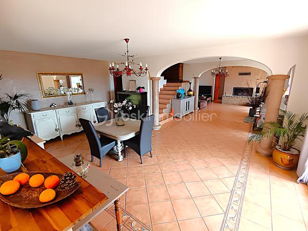 OLLIOULES – LA COURTINE

Villa avec vue panoramique, piscine à débordement et appartement indépendant

Une vue panoramique dont on ne se lasse jamais, une piscine à débordement semblant se fondre dans le paysage et un environnement préservé à quelques minutes seulement du centre d'Ollioules.

Dans l'un des secteurs résidentiels les plus recherchés de la commune, cette propriété offre un cadre de vie privilégié où intimité, lumière et panorama exceptionnel se conjuguent au quotidien.

Nichée au bout d'une impasse, à l'abri des regards, cette élégante villa construite en 2003 développe environ 225 m² habitables sur un terrain paysager de 1 662 m².

Dès les premiers instants, le charme opère.

Les volumes généreux, la luminosité omniprésente et l'ouverture permanente sur l'extérieur créent une atmosphère à la fois chaleureuse et apaisante.

Le niveau principal accueille plus de 100 m² de plain-pied baignés de lumière grâce à son exposition Sud-Sud-Ouest.

Il comprend :

• Une entrée avec dressing
• Un vaste espace de vie de près de 64 m² avec cheminée
• Une cuisine familiale entièrement équipée
• Une suite parentale avec salle d'eau privative et accès direct à la terrasse

Chaque espace profite pleinement de la vue spectaculaire qui accompagne le quotidien et prolonge naturellement les pièces de vie vers l'extérieur.

À l'étage, l'espace nuit accueille trois chambres bénéficiant chacune d'un accès direct au balcon panoramique ainsi qu'un bureau pouvant faire office de chambre supplémentaire, d'espace télétravail ou de salle de loisirs. Les autres espaces nuit se répartissent entre le niveau principal et l'appartement indépendant.

Pensée pour accueillir famille et amis dans les meilleures conditions, la propriété dispose également d'un appartement indépendant d'environ 54 m² avec terrasse privative.

Véritable atout de la propriété, cet espace complémentaire permet de recevoir en toute intimité, d'exercer une activité professionnelle indépendante ou d'envisager un revenu locatif.

À l'extérieur, le spectacle continue.

La piscine à débordement de 9 x 4 mètres semble se fondre dans le paysage et offre un point de vue privilégié sur les collines du littoral varois.

Les terrasses, espaces détente et coins repas invitent à profiter pleinement du climat méditerranéen et des couchers de soleil qui rythment les saisons.

Deux vastes restanques supplémentaires offrent encore de nombreuses possibilités d'aménagement selon vos envies : jardin méditerranéen, terrain de pétanque, espace de loisirs ou projet paysager personnalisé.

Les prestations :

• Environ 225 m² habitables
• Terrain de 1 662 m²
• Construction de 2003
• 5 chambres + 1 bureau
• 3 salles d'eau dont une à personnaliser
• Appartement indépendant de 54 m²
• Piscine à débordement 9 x 4 m
• Pompe à chaleur récente (2024)
• Climatisation réversible
• Double vitrage
• Garage de 20 m²
• Nombreuses places de stationnement
• Portail automatique

À seulement quelques minutes du centre historique d'Ollioules, des commerces, des écoles et des principaux axes de communication, cette propriété conjugue parfaitement tranquillité, confort et proximité.

Les propriétés offrant une telle combinaison de vue panoramique, d'intimité, d'espaces extérieurs, de potentiel d'accueil et de proximité avec le centre d'Ollioules sont particulièrement rares sur le secteur.

Ici, les saisons défilent, la lumière évolue au fil des heures et le panorama reste toujours aussi spectaculaire.

Visite exclusivement sur rendez-vous.

Kévin LEXA
BSK Immobilier
Disponible 7J/7