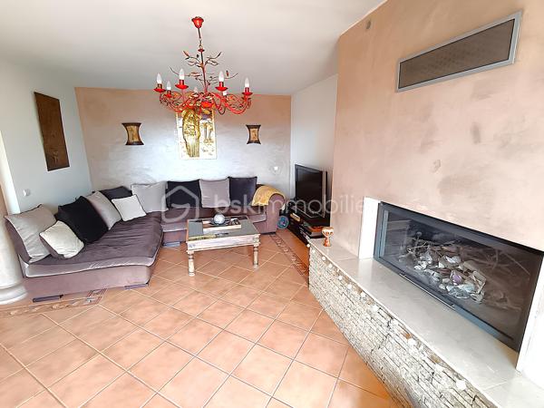 OLLIOULES – LA COURTINE

Villa avec vue panoramique, piscine à débordement et appartement indépendant

Une vue panoramique dont on ne se lasse jamais, une piscine à débordement semblant se fondre dans le paysage et un environnement préservé à quelques minutes seulement du centre d'Ollioules.

Dans l'un des secteurs résidentiels les plus recherchés de la commune, cette propriété offre un cadre de vie privilégié où intimité, lumière et panorama exceptionnel se conjuguent au quotidien.

Nichée au bout d'une impasse, à l'abri des regards, cette élégante villa construite en 2003 développe environ 225 m² habitables sur un terrain paysager de 1 662 m².

Dès les premiers instants, le charme opère.

Les volumes généreux, la luminosité omniprésente et l'ouverture permanente sur l'extérieur créent une atmosphère à la fois chaleureuse et apaisante.

Le niveau principal accueille plus de 100 m² de plain-pied baignés de lumière grâce à son exposition Sud-Sud-Ouest.

Il comprend :

• Une entrée avec dressing
• Un vaste espace de vie de près de 64 m² avec cheminée
• Une cuisine familiale entièrement équipée
• Une suite parentale avec salle d'eau privative et accès direct à la terrasse

Chaque espace profite pleinement de la vue spectaculaire qui accompagne le quotidien et prolonge naturellement les pièces de vie vers l'extérieur.

À l'étage, l'espace nuit accueille trois chambres bénéficiant chacune d'un accès direct au balcon panoramique ainsi qu'un bureau pouvant faire office de chambre supplémentaire, d'espace télétravail ou de salle de loisirs. Les autres espaces nuit se répartissent entre le niveau principal et l'appartement indépendant.

Pensée pour accueillir famille et amis dans les meilleures conditions, la propriété dispose également d'un appartement indépendant d'environ 54 m² avec terrasse privative.

Véritable atout de la propriété, cet espace complémentaire permet de recevoir en toute intimité, d'exercer une activité professionnelle indépendante ou d'envisager un revenu locatif.

À l'extérieur, le spectacle continue.

La piscine à débordement de 9 x 4 mètres semble se fondre dans le paysage et offre un point de vue privilégié sur les collines du littoral varois.

Les terrasses, espaces détente et coins repas invitent à profiter pleinement du climat méditerranéen et des couchers de soleil qui rythment les saisons.

Deux vastes restanques supplémentaires offrent encore de nombreuses possibilités d'aménagement selon vos envies : jardin méditerranéen, terrain de pétanque, espace de loisirs ou projet paysager personnalisé.

Les prestations :

• Environ 225 m² habitables
• Terrain de 1 662 m²
• Construction de 2003
• 5 chambres + 1 bureau
• 3 salles d'eau dont une à personnaliser
• Appartement indépendant de 54 m²
• Piscine à débordement 9 x 4 m
• Pompe à chaleur récente (2024)
• Climatisation réversible
• Double vitrage
• Garage de 20 m²
• Nombreuses places de stationnement
• Portail automatique

À seulement quelques minutes du centre historique d'Ollioules, des commerces, des écoles et des principaux axes de communication, cette propriété conjugue parfaitement tranquillité, confort et proximité.

Les propriétés offrant une telle combinaison de vue panoramique, d'intimité, d'espaces extérieurs, de potentiel d'accueil et de proximité avec le centre d'Ollioules sont particulièrement rares sur le secteur.

Ici, les saisons défilent, la lumière évolue au fil des heures et le panorama reste toujours aussi spectaculaire.

Visite exclusivement sur rendez-vous.

Kévin LEXA
BSK Immobilier
Disponible 7J/7