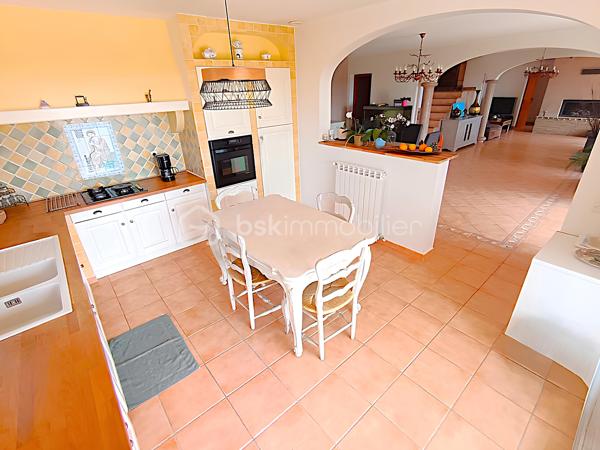 OLLIOULES – LA COURTINE

Villa avec vue panoramique, piscine à débordement et appartement indépendant

Une vue panoramique dont on ne se lasse jamais, une piscine à débordement semblant se fondre dans le paysage et un environnement préservé à quelques minutes seulement du centre d'Ollioules.

Dans l'un des secteurs résidentiels les plus recherchés de la commune, cette propriété offre un cadre de vie privilégié où intimité, lumière et panorama exceptionnel se conjuguent au quotidien.

Nichée au bout d'une impasse, à l'abri des regards, cette élégante villa construite en 2003 développe environ 225 m² habitables sur un terrain paysager de 1 662 m².

Dès les premiers instants, le charme opère.

Les volumes généreux, la luminosité omniprésente et l'ouverture permanente sur l'extérieur créent une atmosphère à la fois chaleureuse et apaisante.

Le niveau principal accueille plus de 100 m² de plain-pied baignés de lumière grâce à son exposition Sud-Sud-Ouest.

Il comprend :

• Une entrée avec dressing
• Un vaste espace de vie de près de 64 m² avec cheminée
• Une cuisine familiale entièrement équipée
• Une suite parentale avec salle d'eau privative et accès direct à la terrasse

Chaque espace profite pleinement de la vue spectaculaire qui accompagne le quotidien et prolonge naturellement les pièces de vie vers l'extérieur.

À l'étage, l'espace nuit accueille trois chambres bénéficiant chacune d'un accès direct au balcon panoramique ainsi qu'un bureau pouvant faire office de chambre supplémentaire, d'espace télétravail ou de salle de loisirs. Les autres espaces nuit se répartissent entre le niveau principal et l'appartement indépendant.

Pensée pour accueillir famille et amis dans les meilleures conditions, la propriété dispose également d'un appartement indépendant d'environ 54 m² avec terrasse privative.

Véritable atout de la propriété, cet espace complémentaire permet de recevoir en toute intimité, d'exercer une activité professionnelle indépendante ou d'envisager un revenu locatif.

À l'extérieur, le spectacle continue.

La piscine à débordement de 9 x 4 mètres semble se fondre dans le paysage et offre un point de vue privilégié sur les collines du littoral varois.

Les terrasses, espaces détente et coins repas invitent à profiter pleinement du climat méditerranéen et des couchers de soleil qui rythment les saisons.

Deux vastes restanques supplémentaires offrent encore de nombreuses possibilités d'aménagement selon vos envies : jardin méditerranéen, terrain de pétanque, espace de loisirs ou projet paysager personnalisé.

Les prestations :

• Environ 225 m² habitables
• Terrain de 1 662 m²
• Construction de 2003
• 5 chambres + 1 bureau
• 3 salles d'eau dont une à personnaliser
• Appartement indépendant de 54 m²
• Piscine à débordement 9 x 4 m
• Pompe à chaleur récente (2024)
• Climatisation réversible
• Double vitrage
• Garage de 20 m²
• Nombreuses places de stationnement
• Portail automatique

À seulement quelques minutes du centre historique d'Ollioules, des commerces, des écoles et des principaux axes de communication, cette propriété conjugue parfaitement tranquillité, confort et proximité.

Les propriétés offrant une telle combinaison de vue panoramique, d'intimité, d'espaces extérieurs, de potentiel d'accueil et de proximité avec le centre d'Ollioules sont particulièrement rares sur le secteur.

Ici, les saisons défilent, la lumière évolue au fil des heures et le panorama reste toujours aussi spectaculaire.

Visite exclusivement sur rendez-vous.

Kévin LEXA
BSK Immobilier
Disponible 7J/7
