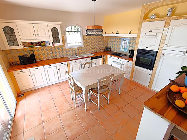 OLLIOULES – LA COURTINE

Villa avec vue panoramique, piscine à débordement et appartement indépendant

Une vue panoramique dont on ne se lasse jamais, une piscine à débordement semblant se fondre dans le paysage et un environnement préservé à quelques minutes seulement du centre d'Ollioules.

Dans l'un des secteurs résidentiels les plus recherchés de la commune, cette propriété offre un cadre de vie privilégié où intimité, lumière et panorama exceptionnel se conjuguent au quotidien.

Nichée au bout d'une impasse, à l'abri des regards, cette élégante villa construite en 2003 développe environ 225 m² habitables sur un terrain paysager de 1 662 m².

Dès les premiers instants, le charme opère.

Les volumes généreux, la luminosité omniprésente et l'ouverture permanente sur l'extérieur créent une atmosphère à la fois chaleureuse et apaisante.

Le niveau principal accueille plus de 100 m² de plain-pied baignés de lumière grâce à son exposition Sud-Sud-Ouest.

Il comprend :

• Une entrée avec dressing
• Un vaste espace de vie de près de 64 m² avec cheminée
• Une cuisine familiale entièrement équipée
• Une suite parentale avec salle d'eau privative et accès direct à la terrasse

Chaque espace profite pleinement de la vue spectaculaire qui accompagne le quotidien et prolonge naturellement les pièces de vie vers l'extérieur.

À l'étage, l'espace nuit accueille trois chambres bénéficiant chacune d'un accès direct au balcon panoramique ainsi qu'un bureau pouvant faire office de chambre supplémentaire, d'espace télétravail ou de salle de loisirs. Les autres espaces nuit se répartissent entre le niveau principal et l'appartement indépendant.

Pensée pour accueillir famille et amis dans les meilleures conditions, la propriété dispose également d'un appartement indépendant d'environ 54 m² avec terrasse privative.

Véritable atout de la propriété, cet espace complémentaire permet de recevoir en toute intimité, d'exercer une activité professionnelle indépendante ou d'envisager un revenu locatif.

À l'extérieur, le spectacle continue.

La piscine à débordement de 9 x 4 mètres semble se fondre dans le paysage et offre un point de vue privilégié sur les collines du littoral varois.

Les terrasses, espaces détente et coins repas invitent à profiter pleinement du climat méditerranéen et des couchers de soleil qui rythment les saisons.

Deux vastes restanques supplémentaires offrent encore de nombreuses possibilités d'aménagement selon vos envies : jardin méditerranéen, terrain de pétanque, espace de loisirs ou projet paysager personnalisé.

Les prestations :

• Environ 225 m² habitables
• Terrain de 1 662 m²
• Construction de 2003
• 5 chambres + 1 bureau
• 3 salles d'eau dont une à personnaliser
• Appartement indépendant de 54 m²
• Piscine à débordement 9 x 4 m
• Pompe à chaleur récente (2024)
• Climatisation réversible
• Double vitrage
• Garage de 20 m²
• Nombreuses places de stationnement
• Portail automatique

À seulement quelques minutes du centre historique d'Ollioules, des commerces, des écoles et des principaux axes de communication, cette propriété conjugue parfaitement tranquillité, confort et proximité.

Les propriétés offrant une telle combinaison de vue panoramique, d'intimité, d'espaces extérieurs, de potentiel d'accueil et de proximité avec le centre d'Ollioules sont particulièrement rares sur le secteur.

Ici, les saisons défilent, la lumière évolue au fil des heures et le panorama reste toujours aussi spectaculaire.

Visite exclusivement sur rendez-vous.

Kévin LEXA
BSK Immobilier
Disponible 7J/7