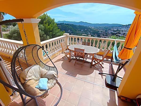 OLLIOULES – LA COURTINE

Villa avec vue panoramique, piscine à débordement et appartement indépendant

Une vue panoramique dont on ne se lasse jamais, une piscine à débordement semblant se fondre dans le paysage et un environnement préservé à quelques minutes seulement du centre d'Ollioules.

Dans l'un des secteurs résidentiels les plus recherchés de la commune, cette propriété offre un cadre de vie privilégié où intimité, lumière et panorama exceptionnel se conjuguent au quotidien.

Nichée au bout d'une impasse, à l'abri des regards, cette élégante villa construite en 2003 développe environ 225 m² habitables sur un terrain paysager de 1 662 m².

Dès les premiers instants, le charme opère.

Les volumes généreux, la luminosité omniprésente et l'ouverture permanente sur l'extérieur créent une atmosphère à la fois chaleureuse et apaisante.

Le niveau principal accueille plus de 100 m² de plain-pied baignés de lumière grâce à son exposition Sud-Sud-Ouest.

Il comprend :

• Une entrée avec dressing
• Un vaste espace de vie de près de 64 m² avec cheminée
• Une cuisine familiale entièrement équipée
• Une suite parentale avec salle d'eau privative et accès direct à la terrasse

Chaque espace profite pleinement de la vue spectaculaire qui accompagne le quotidien et prolonge naturellement les pièces de vie vers l'extérieur.

À l'étage, l'espace nuit accueille trois chambres bénéficiant chacune d'un accès direct au balcon panoramique ainsi qu'un bureau pouvant faire office de chambre supplémentaire, d'espace télétravail ou de salle de loisirs. Les autres espaces nuit se répartissent entre le niveau principal et l'appartement indépendant.

Pensée pour accueillir famille et amis dans les meilleures conditions, la propriété dispose également d'un appartement indépendant d'environ 54 m² avec terrasse privative.

Véritable atout de la propriété, cet espace complémentaire permet de recevoir en toute intimité, d'exercer une activité professionnelle indépendante ou d'envisager un revenu locatif.

À l'extérieur, le spectacle continue.

La piscine à débordement de 9 x 4 mètres semble se fondre dans le paysage et offre un point de vue privilégié sur les collines du littoral varois.

Les terrasses, espaces détente et coins repas invitent à profiter pleinement du climat méditerranéen et des couchers de soleil qui rythment les saisons.

Deux vastes restanques supplémentaires offrent encore de nombreuses possibilités d'aménagement selon vos envies : jardin méditerranéen, terrain de pétanque, espace de loisirs ou projet paysager personnalisé.

Les prestations :

• Environ 225 m² habitables
• Terrain de 1 662 m²
• Construction de 2003
• 5 chambres + 1 bureau
• 3 salles d'eau dont une à personnaliser
• Appartement indépendant de 54 m²
• Piscine à débordement 9 x 4 m
• Pompe à chaleur récente (2024)
• Climatisation réversible
• Double vitrage
• Garage de 20 m²
• Nombreuses places de stationnement
• Portail automatique

À seulement quelques minutes du centre historique d'Ollioules, des commerces, des écoles et des principaux axes de communication, cette propriété conjugue parfaitement tranquillité, confort et proximité.

Les propriétés offrant une telle combinaison de vue panoramique, d'intimité, d'espaces extérieurs, de potentiel d'accueil et de proximité avec le centre d'Ollioules sont particulièrement rares sur le secteur.

Ici, les saisons défilent, la lumière évolue au fil des heures et le panorama reste toujours aussi spectaculaire.

Visite exclusivement sur rendez-vous.

Kévin LEXA
BSK Immobilier
Disponible 7J/7