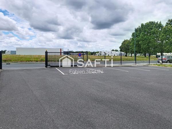 Bâtiment commercial / artisanal, au cœur d'une zone d'activité dynamique !