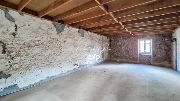 Maison à rénover avec potentiel et dépendances