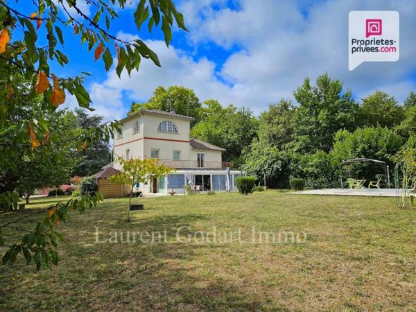 Maison de 350m² avec piscine sur terrain clos de 3500m²