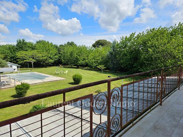 Maison de 350m² avec piscine sur terrain clos de 3500m²
