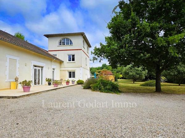 Maison de 350m² avec piscine sur terrain clos de 3500m²