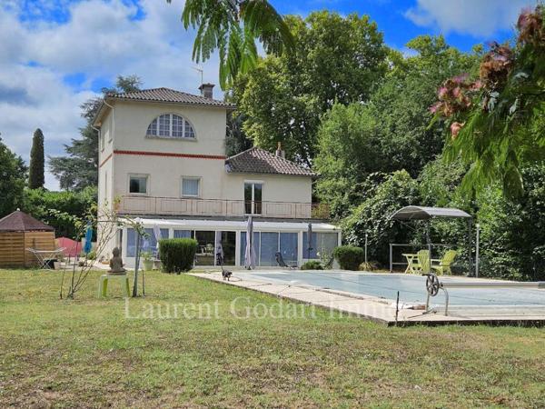 Maison de 350m² avec piscine sur terrain clos de 3500m²