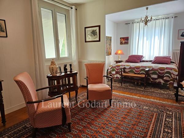 Maison de 350m² avec piscine sur terrain clos de 3500m²