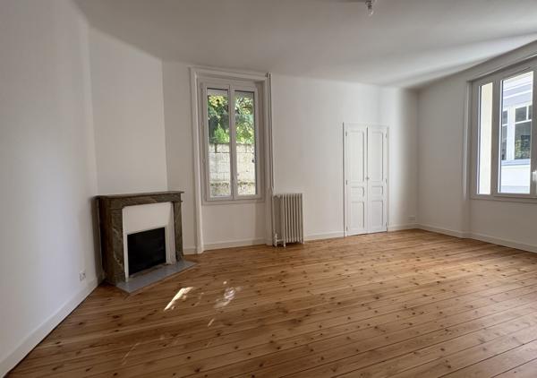 Maison entièrement rénovée de 148 m² au sol (132 m² habitables) au calme d'une impasse avec garage