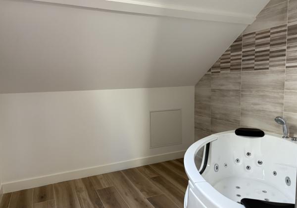 Maison entièrement rénovée de 148 m² au sol (132 m² habitables) au calme d'une impasse avec garage