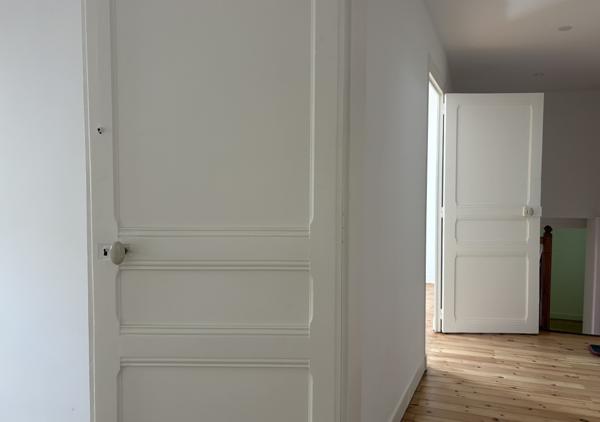 Maison entièrement rénovée de 148 m² au sol (132 m² habitables) au calme d'une impasse avec garage