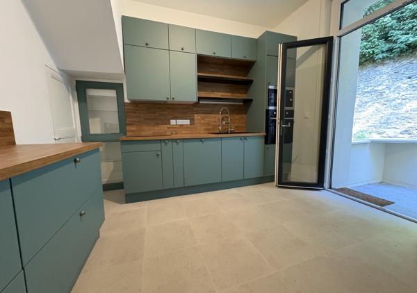 Maison entièrement rénovée de 148 m² au sol (132 m² habitables) au calme d'une impasse avec garage