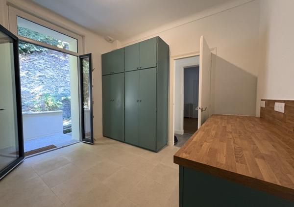 Maison entièrement rénovée de 148 m² au sol (132 m² habitables) au calme d'une impasse avec garage