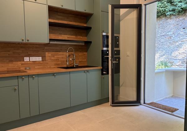 Maison entièrement rénovée de 148 m² au sol (132 m² habitables) au calme d'une impasse avec garage