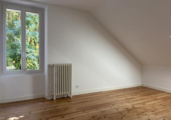 Maison entièrement rénovée de 148 m² au sol (132 m² habitables) au calme d'une impasse avec garage