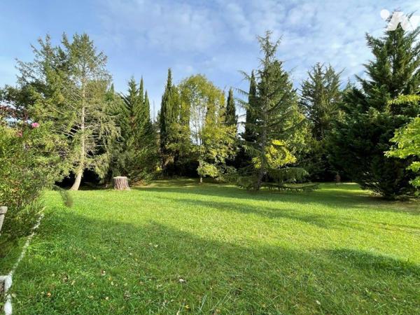 MARCIAC (32) Au calme, belle villa (sous-sol intégral) sur environ 3500m², proches tous commerces.