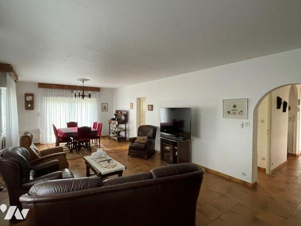 MARCIAC (32) Au calme, belle villa (sous-sol intégral) sur environ 3500m², proches tous commerces.