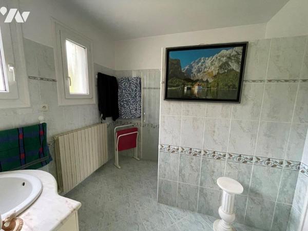 MARCIAC (32) Au calme, belle villa (sous-sol intégral) sur environ 3500m², proches tous commerces.