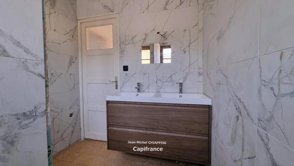 Dpt Bouches du Rhône (13), à vendre MARSEILLE 11ème Valbarelle - Appartement T3 65m² avec balcon, exposition idéale, au 1er étage avec ascenseur et place de parking, rénové en 2025.
