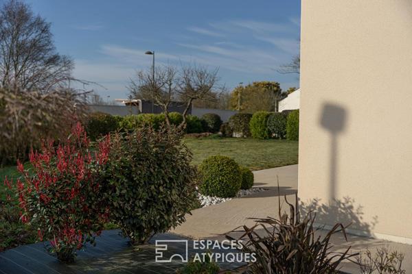 Maison familiale contemporaine avec jardin et garage