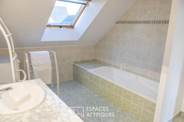 Maison familiale contemporaine avec jardin et garage