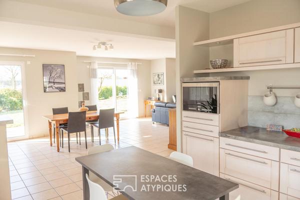 Maison familiale contemporaine avec jardin et garage