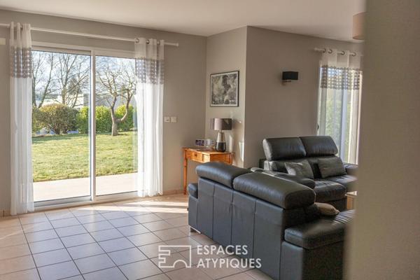 Maison familiale contemporaine avec jardin et garage