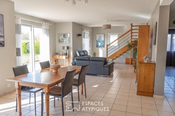 Maison familiale contemporaine avec jardin et garage