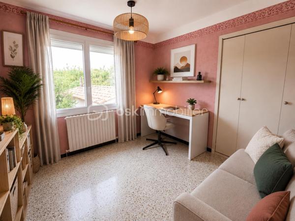 Dans le quartier recherché de Saint-Jean, en limite de Martigues/Port-de-Bouc, découvrez cette maison individuelle de 95 m² habitables, implantée sur un terrain de 653 m², avec un atout particulièrement rare : près de 95 m² supplémentaires au rez-de-chaussée, actuellement utilisés en vaste garage.

95 m² supplémentaires… à imaginer selon votre projet
C’est tout l’intérêt de cette propriété : conserver un garage exceptionnellement vaste, créer un espace indépendant pour un parent ou un enfant, aménager un second logement, ou encore envisager deux logements indépendants.
Une configuration particulièrement adaptée à une famille, à un projet multigénérationnel ou à un investisseur.

Un espace de vie familial à l’étage
À l’étage, les 95 m² habitables proposent une configuration familiale avec un séjour de 26,4 m² ouvrant sur un large balcon, une cuisine indépendante de 10,2 m², 3 chambres, une salle de bains, WC indépendant, hall et rangement.
Le terrain de 653 m² offre une vaste cour permettant de stationner plusieurs véhicules ainsi qu’un puits avec cuve de stockage.

Une maison régulièrement améliorée
Construite en 1973 et régulièrement améliorée, cette maison offre aujourd’hui un bon niveau de confort, notamment à l’étage grâce à ses menuiseries PVC double vitrage et ses stores électriques.
Elle bénéficie également d’une belle cheminée ouverte, apportant chaleur et convivialité au séjour.
À noter : une possibilité d’amélioration significative du DPE en remplaçant la chaudière fioul, actuellement à l’origine du classement F, par une pompe à chaleur air-eau, l’installation de chauffage central étant déjà en place.

Un bien à découvrir… et surtout à imaginer
Pour permettre une projection réaliste, les photographies présentent volontairement le bien dans son état actuel ainsi que des propositions de home staging, afin de visualiser concrètement les possibilités d’aménagement et de modernisation.

95 m² + 95 m² + 653 m² : un potentiel rare
95 m² habitables + 95 m² de garage + 653 m² de terrain : un bien aux possibilités multiples dans un secteur recherché.

Famille, projet multigénérationnel ou investissement : à vous d’imaginer la suite.
Fabrice Geneuil – BSK Immobilier
Votre projet immobilier est ma priorité.