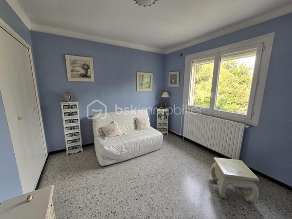 Dans le quartier recherché de Saint-Jean, en limite de Martigues/Port-de-Bouc, découvrez cette maison individuelle de 95 m² habitables, implantée sur un terrain de 653 m², avec un atout particulièrement rare : près de 95 m² supplémentaires au rez-de-chaussée, actuellement utilisés en vaste garage.

95 m² supplémentaires… à imaginer selon votre projet
C’est tout l’intérêt de cette propriété : conserver un garage exceptionnellement vaste, créer un espace indépendant pour un parent ou un enfant, aménager un second logement, ou encore envisager deux logements indépendants.
Une configuration particulièrement adaptée à une famille, à un projet multigénérationnel ou à un investisseur.

Un espace de vie familial à l’étage
À l’étage, les 95 m² habitables proposent une configuration familiale avec un séjour de 26,4 m² ouvrant sur un large balcon, une cuisine indépendante de 10,2 m², 3 chambres, une salle de bains, WC indépendant, hall et rangement.
Le terrain de 653 m² offre une vaste cour permettant de stationner plusieurs véhicules ainsi qu’un puits avec cuve de stockage.

Une maison régulièrement améliorée
Construite en 1973 et régulièrement améliorée, cette maison offre aujourd’hui un bon niveau de confort, notamment à l’étage grâce à ses menuiseries PVC double vitrage et ses stores électriques.
Elle bénéficie également d’une belle cheminée ouverte, apportant chaleur et convivialité au séjour.
À noter : une possibilité d’amélioration significative du DPE en remplaçant la chaudière fioul, actuellement à l’origine du classement F, par une pompe à chaleur air-eau, l’installation de chauffage central étant déjà en place.

Un bien à découvrir… et surtout à imaginer
Pour permettre une projection réaliste, les photographies présentent volontairement le bien dans son état actuel ainsi que des propositions de home staging, afin de visualiser concrètement les possibilités d’aménagement et de modernisation.

95 m² + 95 m² + 653 m² : un potentiel rare
95 m² habitables + 95 m² de garage + 653 m² de terrain : un bien aux possibilités multiples dans un secteur recherché.

Famille, projet multigénérationnel ou investissement : à vous d’imaginer la suite.
Fabrice Geneuil – BSK Immobilier
Votre projet immobilier est ma priorité.