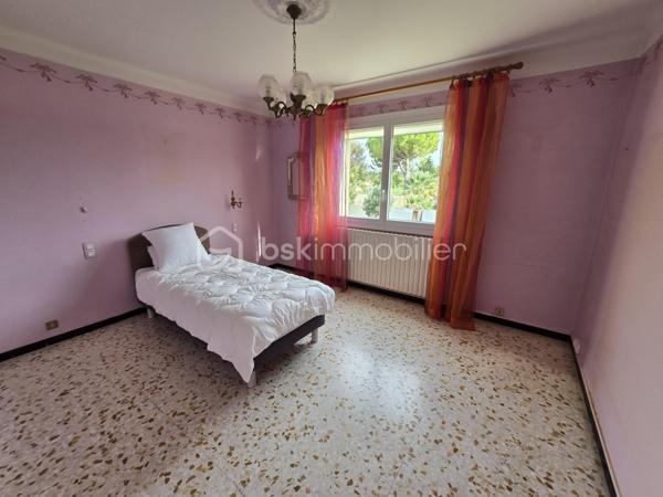 Dans le quartier recherché de Saint-Jean, en limite de Martigues/Port-de-Bouc, découvrez cette maison individuelle de 95 m² habitables, implantée sur un terrain de 653 m², avec un atout particulièrement rare : près de 95 m² supplémentaires au rez-de-chaussée, actuellement utilisés en vaste garage.

95 m² supplémentaires… à imaginer selon votre projet
C’est tout l’intérêt de cette propriété : conserver un garage exceptionnellement vaste, créer un espace indépendant pour un parent ou un enfant, aménager un second logement, ou encore envisager deux logements indépendants.
Une configuration particulièrement adaptée à une famille, à un projet multigénérationnel ou à un investisseur.

Un espace de vie familial à l’étage
À l’étage, les 95 m² habitables proposent une configuration familiale avec un séjour de 26,4 m² ouvrant sur un large balcon, une cuisine indépendante de 10,2 m², 3 chambres, une salle de bains, WC indépendant, hall et rangement.
Le terrain de 653 m² offre une vaste cour permettant de stationner plusieurs véhicules ainsi qu’un puits avec cuve de stockage.

Une maison régulièrement améliorée
Construite en 1973 et régulièrement améliorée, cette maison offre aujourd’hui un bon niveau de confort, notamment à l’étage grâce à ses menuiseries PVC double vitrage et ses stores électriques.
Elle bénéficie également d’une belle cheminée ouverte, apportant chaleur et convivialité au séjour.
À noter : une possibilité d’amélioration significative du DPE en remplaçant la chaudière fioul, actuellement à l’origine du classement F, par une pompe à chaleur air-eau, l’installation de chauffage central étant déjà en place.

Un bien à découvrir… et surtout à imaginer
Pour permettre une projection réaliste, les photographies présentent volontairement le bien dans son état actuel ainsi que des propositions de home staging, afin de visualiser concrètement les possibilités d’aménagement et de modernisation.

95 m² + 95 m² + 653 m² : un potentiel rare
95 m² habitables + 95 m² de garage + 653 m² de terrain : un bien aux possibilités multiples dans un secteur recherché.

Famille, projet multigénérationnel ou investissement : à vous d’imaginer la suite.
Fabrice Geneuil – BSK Immobilier
Votre projet immobilier est ma priorité.