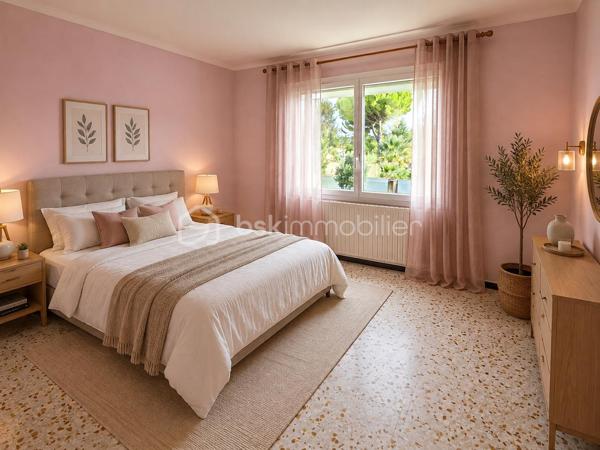 Dans le quartier recherché de Saint-Jean, en limite de Martigues/Port-de-Bouc, découvrez cette maison individuelle de 95 m² habitables, implantée sur un terrain de 653 m², avec un atout particulièrement rare : près de 95 m² supplémentaires au rez-de-chaussée, actuellement utilisés en vaste garage.

95 m² supplémentaires… à imaginer selon votre projet
C’est tout l’intérêt de cette propriété : conserver un garage exceptionnellement vaste, créer un espace indépendant pour un parent ou un enfant, aménager un second logement, ou encore envisager deux logements indépendants.
Une configuration particulièrement adaptée à une famille, à un projet multigénérationnel ou à un investisseur.

Un espace de vie familial à l’étage
À l’étage, les 95 m² habitables proposent une configuration familiale avec un séjour de 26,4 m² ouvrant sur un large balcon, une cuisine indépendante de 10,2 m², 3 chambres, une salle de bains, WC indépendant, hall et rangement.
Le terrain de 653 m² offre une vaste cour permettant de stationner plusieurs véhicules ainsi qu’un puits avec cuve de stockage.

Une maison régulièrement améliorée
Construite en 1973 et régulièrement améliorée, cette maison offre aujourd’hui un bon niveau de confort, notamment à l’étage grâce à ses menuiseries PVC double vitrage et ses stores électriques.
Elle bénéficie également d’une belle cheminée ouverte, apportant chaleur et convivialité au séjour.
À noter : une possibilité d’amélioration significative du DPE en remplaçant la chaudière fioul, actuellement à l’origine du classement F, par une pompe à chaleur air-eau, l’installation de chauffage central étant déjà en place.

Un bien à découvrir… et surtout à imaginer
Pour permettre une projection réaliste, les photographies présentent volontairement le bien dans son état actuel ainsi que des propositions de home staging, afin de visualiser concrètement les possibilités d’aménagement et de modernisation.

95 m² + 95 m² + 653 m² : un potentiel rare
95 m² habitables + 95 m² de garage + 653 m² de terrain : un bien aux possibilités multiples dans un secteur recherché.

Famille, projet multigénérationnel ou investissement : à vous d’imaginer la suite.
Fabrice Geneuil – BSK Immobilier
Votre projet immobilier est ma priorité.