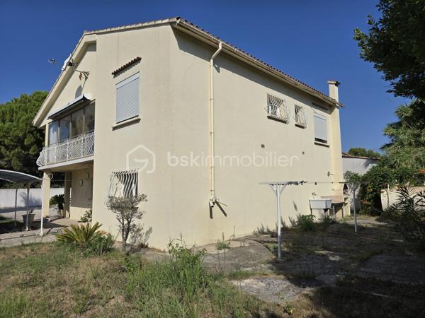 Dans le quartier recherché de Saint-Jean, en limite de Martigues/Port-de-Bouc, découvrez cette maison individuelle de 95 m² habitables, implantée sur un terrain de 653 m², avec un atout particulièrement rare : près de 95 m² supplémentaires au rez-de-chaussée, actuellement utilisés en vaste garage.

95 m² supplémentaires… à imaginer selon votre projet
C’est tout l’intérêt de cette propriété : conserver un garage exceptionnellement vaste, créer un espace indépendant pour un parent ou un enfant, aménager un second logement, ou encore envisager deux logements indépendants.
Une configuration particulièrement adaptée à une famille, à un projet multigénérationnel ou à un investisseur.

Un espace de vie familial à l’étage
À l’étage, les 95 m² habitables proposent une configuration familiale avec un séjour de 26,4 m² ouvrant sur un large balcon, une cuisine indépendante de 10,2 m², 3 chambres, une salle de bains, WC indépendant, hall et rangement.
Le terrain de 653 m² offre une vaste cour permettant de stationner plusieurs véhicules ainsi qu’un puits avec cuve de stockage.

Une maison régulièrement améliorée
Construite en 1973 et régulièrement améliorée, cette maison offre aujourd’hui un bon niveau de confort, notamment à l’étage grâce à ses menuiseries PVC double vitrage et ses stores électriques.
Elle bénéficie également d’une belle cheminée ouverte, apportant chaleur et convivialité au séjour.
À noter : une possibilité d’amélioration significative du DPE en remplaçant la chaudière fioul, actuellement à l’origine du classement F, par une pompe à chaleur air-eau, l’installation de chauffage central étant déjà en place.

Un bien à découvrir… et surtout à imaginer
Pour permettre une projection réaliste, les photographies présentent volontairement le bien dans son état actuel ainsi que des propositions de home staging, afin de visualiser concrètement les possibilités d’aménagement et de modernisation.

95 m² + 95 m² + 653 m² : un potentiel rare
95 m² habitables + 95 m² de garage + 653 m² de terrain : un bien aux possibilités multiples dans un secteur recherché.

Famille, projet multigénérationnel ou investissement : à vous d’imaginer la suite.
Fabrice Geneuil – BSK Immobilier
Votre projet immobilier est ma priorité.