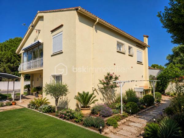 Dans le quartier recherché de Saint-Jean, en limite de Martigues/Port-de-Bouc, découvrez cette maison individuelle de 95 m² habitables, implantée sur un terrain de 653 m², avec un atout particulièrement rare : près de 95 m² supplémentaires au rez-de-chaussée, actuellement utilisés en vaste garage.

95 m² supplémentaires… à imaginer selon votre projet
C’est tout l’intérêt de cette propriété : conserver un garage exceptionnellement vaste, créer un espace indépendant pour un parent ou un enfant, aménager un second logement, ou encore envisager deux logements indépendants.
Une configuration particulièrement adaptée à une famille, à un projet multigénérationnel ou à un investisseur.

Un espace de vie familial à l’étage
À l’étage, les 95 m² habitables proposent une configuration familiale avec un séjour de 26,4 m² ouvrant sur un large balcon, une cuisine indépendante de 10,2 m², 3 chambres, une salle de bains, WC indépendant, hall et rangement.
Le terrain de 653 m² offre une vaste cour permettant de stationner plusieurs véhicules ainsi qu’un puits avec cuve de stockage.

Une maison régulièrement améliorée
Construite en 1973 et régulièrement améliorée, cette maison offre aujourd’hui un bon niveau de confort, notamment à l’étage grâce à ses menuiseries PVC double vitrage et ses stores électriques.
Elle bénéficie également d’une belle cheminée ouverte, apportant chaleur et convivialité au séjour.
À noter : une possibilité d’amélioration significative du DPE en remplaçant la chaudière fioul, actuellement à l’origine du classement F, par une pompe à chaleur air-eau, l’installation de chauffage central étant déjà en place.

Un bien à découvrir… et surtout à imaginer
Pour permettre une projection réaliste, les photographies présentent volontairement le bien dans son état actuel ainsi que des propositions de home staging, afin de visualiser concrètement les possibilités d’aménagement et de modernisation.

95 m² + 95 m² + 653 m² : un potentiel rare
95 m² habitables + 95 m² de garage + 653 m² de terrain : un bien aux possibilités multiples dans un secteur recherché.

Famille, projet multigénérationnel ou investissement : à vous d’imaginer la suite.
Fabrice Geneuil – BSK Immobilier
Votre projet immobilier est ma priorité.