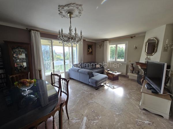 Dans le quartier recherché de Saint-Jean, en limite de Martigues/Port-de-Bouc, découvrez cette maison individuelle de 95 m² habitables, implantée sur un terrain de 653 m², avec un atout particulièrement rare : près de 95 m² supplémentaires au rez-de-chaussée, actuellement utilisés en vaste garage.

95 m² supplémentaires… à imaginer selon votre projet
C’est tout l’intérêt de cette propriété : conserver un garage exceptionnellement vaste, créer un espace indépendant pour un parent ou un enfant, aménager un second logement, ou encore envisager deux logements indépendants.
Une configuration particulièrement adaptée à une famille, à un projet multigénérationnel ou à un investisseur.

Un espace de vie familial à l’étage
À l’étage, les 95 m² habitables proposent une configuration familiale avec un séjour de 26,4 m² ouvrant sur un large balcon, une cuisine indépendante de 10,2 m², 3 chambres, une salle de bains, WC indépendant, hall et rangement.
Le terrain de 653 m² offre une vaste cour permettant de stationner plusieurs véhicules ainsi qu’un puits avec cuve de stockage.

Une maison régulièrement améliorée
Construite en 1973 et régulièrement améliorée, cette maison offre aujourd’hui un bon niveau de confort, notamment à l’étage grâce à ses menuiseries PVC double vitrage et ses stores électriques.
Elle bénéficie également d’une belle cheminée ouverte, apportant chaleur et convivialité au séjour.
À noter : une possibilité d’amélioration significative du DPE en remplaçant la chaudière fioul, actuellement à l’origine du classement F, par une pompe à chaleur air-eau, l’installation de chauffage central étant déjà en place.

Un bien à découvrir… et surtout à imaginer
Pour permettre une projection réaliste, les photographies présentent volontairement le bien dans son état actuel ainsi que des propositions de home staging, afin de visualiser concrètement les possibilités d’aménagement et de modernisation.

95 m² + 95 m² + 653 m² : un potentiel rare
95 m² habitables + 95 m² de garage + 653 m² de terrain : un bien aux possibilités multiples dans un secteur recherché.

Famille, projet multigénérationnel ou investissement : à vous d’imaginer la suite.
Fabrice Geneuil – BSK Immobilier
Votre projet immobilier est ma priorité.