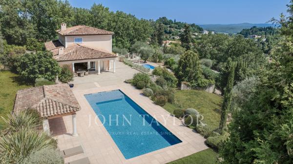 Élégante villa bénéficiant d'une vue panoramique, à seulement 2 minutes à pied du village