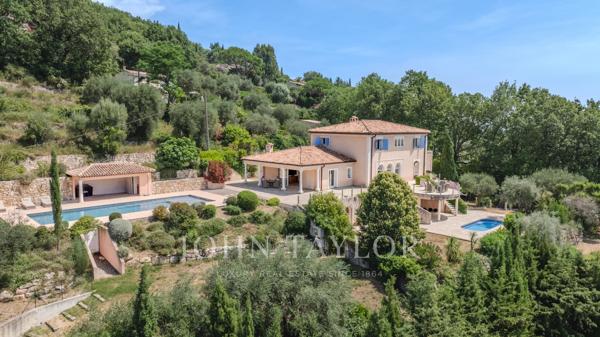 Élégante villa bénéficiant d'une vue panoramique, à seulement 2 minutes à pied du village