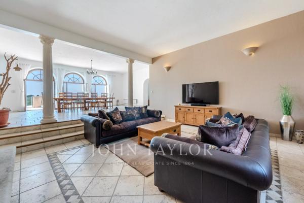 Élégante villa bénéficiant d'une vue panoramique, à seulement 2 minutes à pied du village
