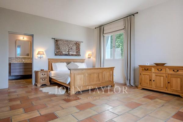Élégante villa bénéficiant d'une vue panoramique, à seulement 2 minutes à pied du village