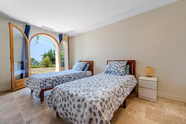 Élégante villa bénéficiant d'une vue panoramique, à seulement 2 minutes à pied du village