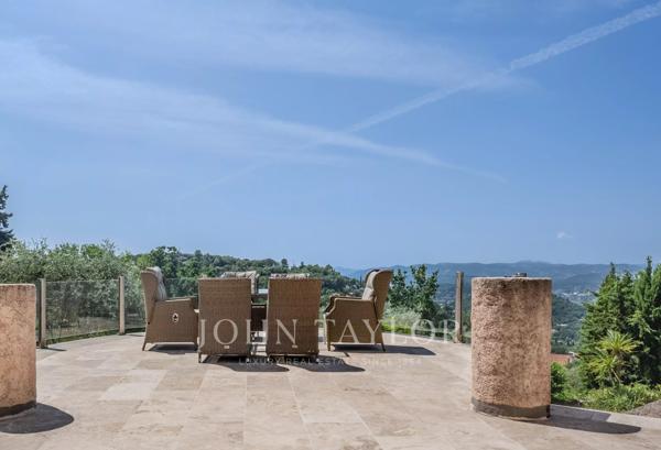 Élégante villa bénéficiant d'une vue panoramique, à seulement 2 minutes à pied du village