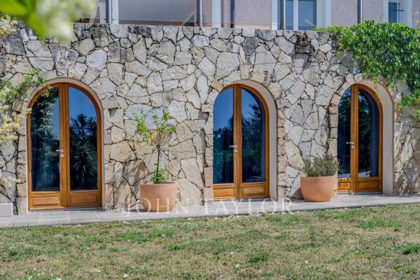 Élégante villa bénéficiant d'une vue panoramique, à seulement 2 minutes à pied du village