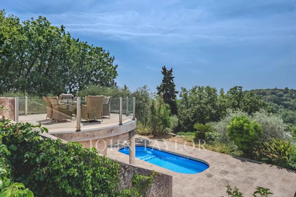 Élégante villa bénéficiant d'une vue panoramique, à seulement 2 minutes à pied du village