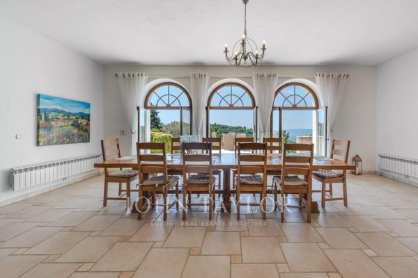 Élégante villa bénéficiant d'une vue panoramique, à seulement 2 minutes à pied du village